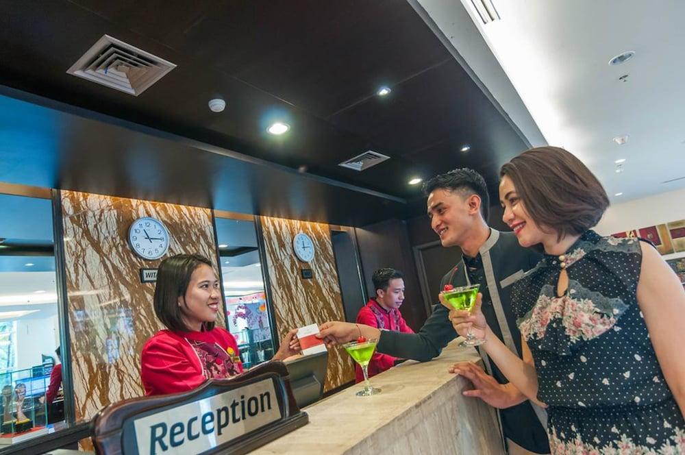 Claro Hotel Kendari Luaran gambar
