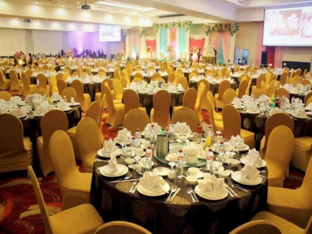 Claro Hotel Kendari Luaran gambar