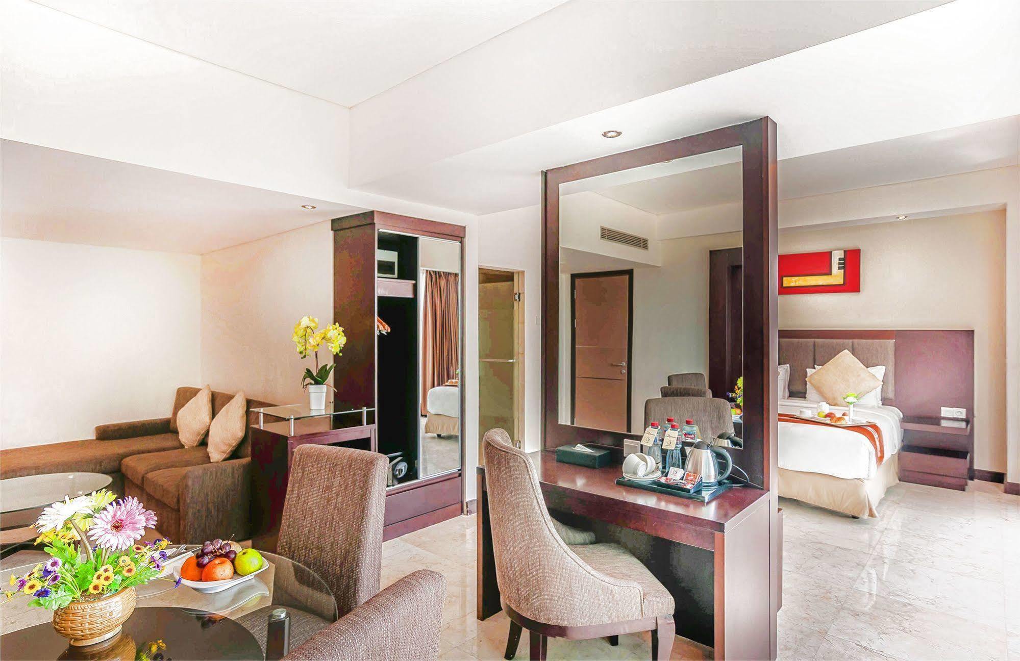 Claro Hotel Kendari Luaran gambar